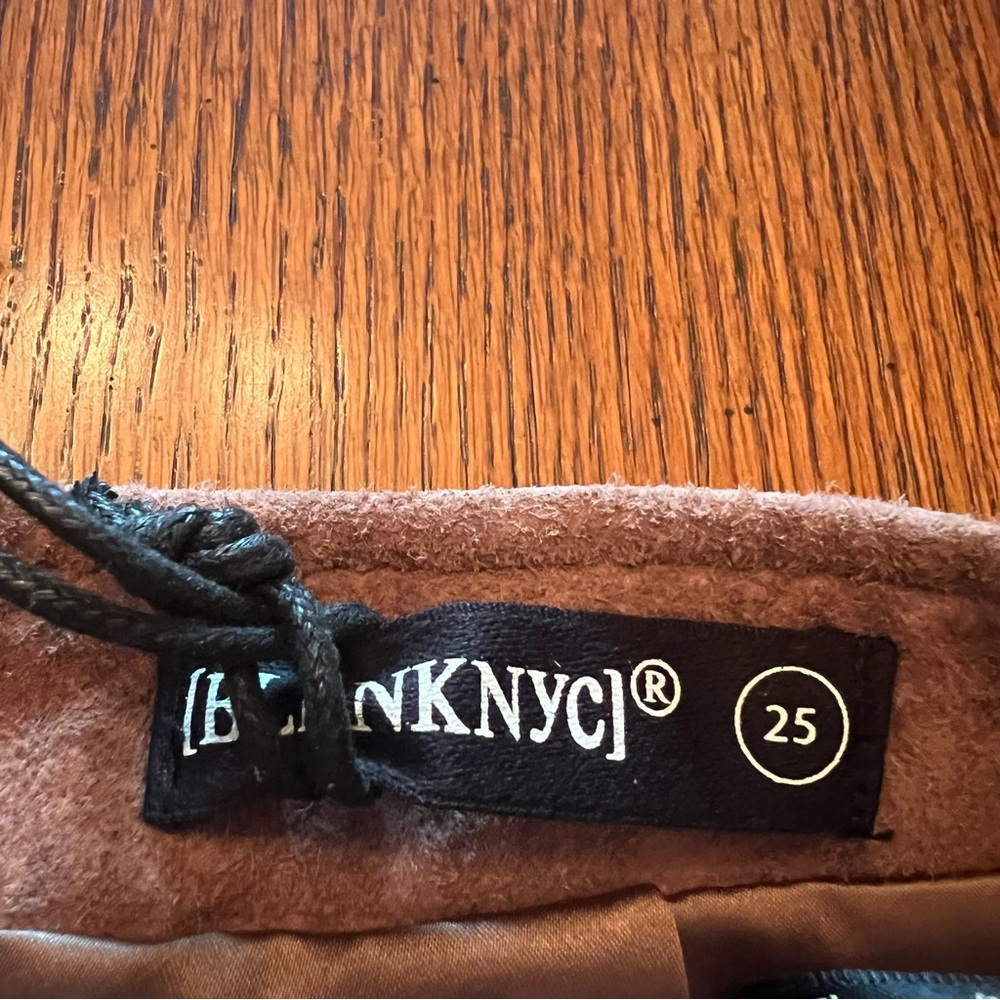 NEW BLANK NYC Women’s Leather Suede Mini Skirt Coffee Bean Size 25 Zipper Detail - Picture 11 of 14
